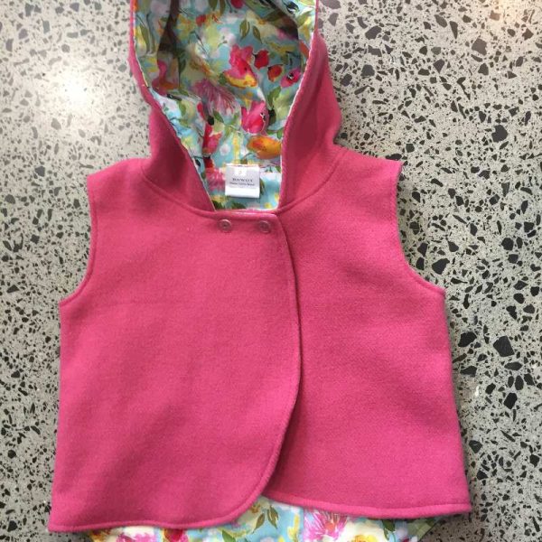 Pink hooded sleeveless girls coat